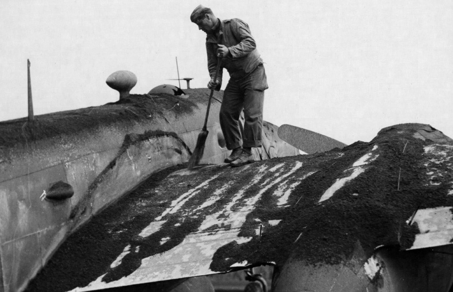 მექანიკოსი 340-ე საბომბდამშენო ჯგუფის B-25 თვითმფრინავის ფრთას ვეზუვის ფერფლისგან წმენდს, იტალია, 1944 წლის მარტი. ამ ჯგუფში მოგვიანებით ჯოზეფ ჰელერი მსახურობდა